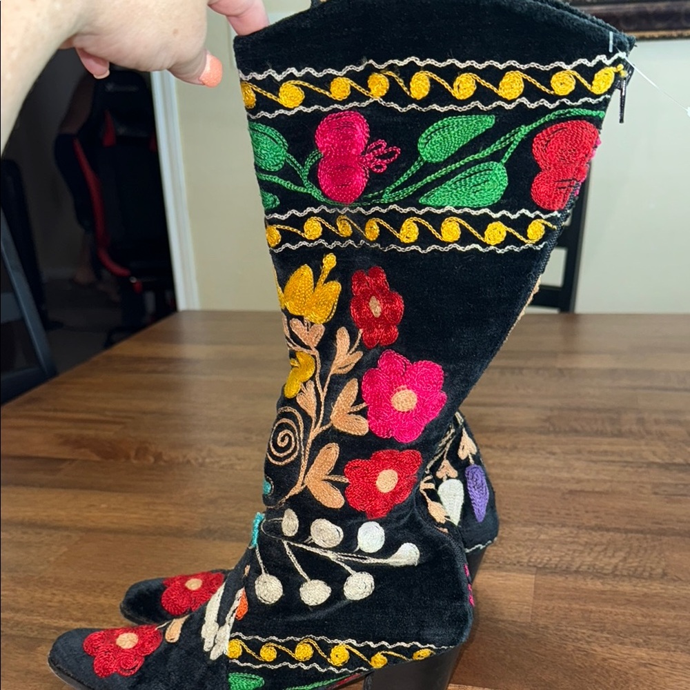 Galeri Cengiz Colorful Embroidered Suede Boots
